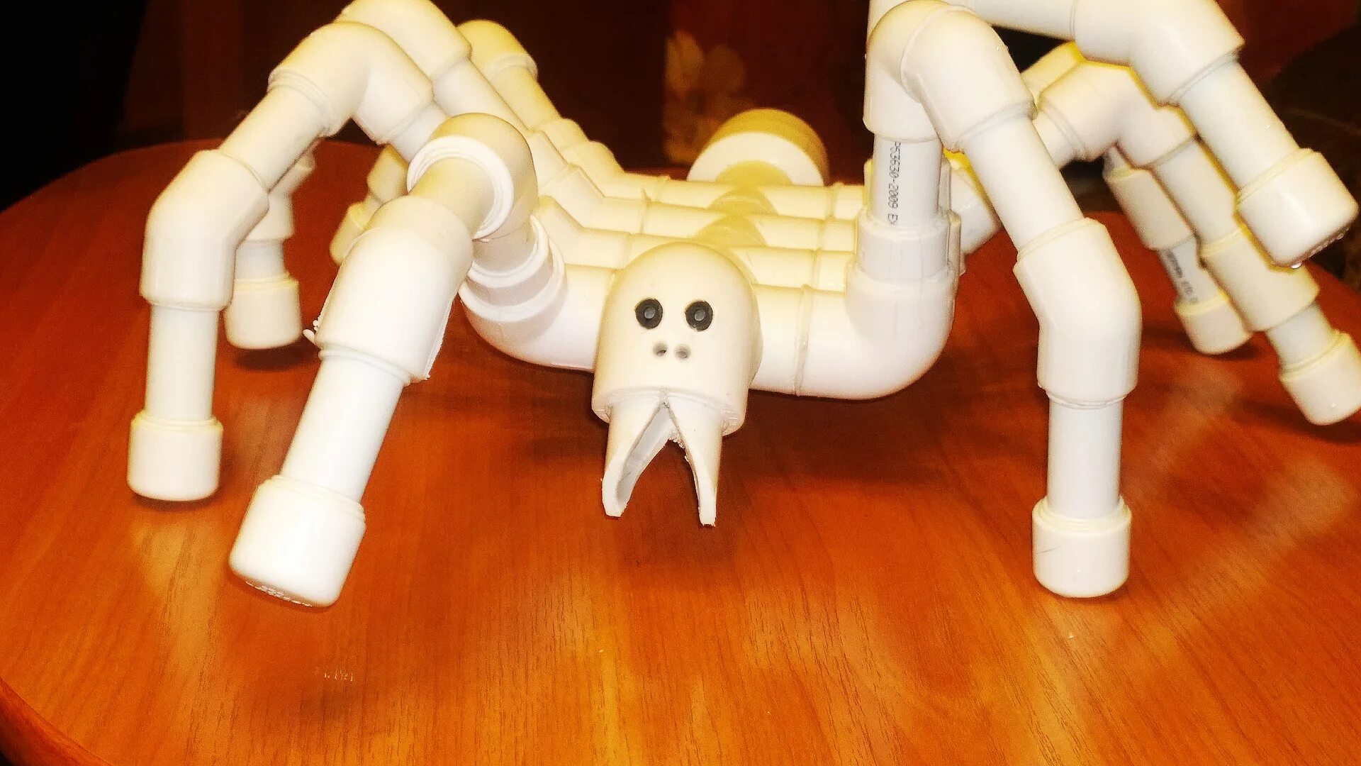 Поделки из полипропилена. Поделки из пластиковых тру. Светильник из полипропиленовых труб. Фигурки из полипропиленовых труб. Стул из пластиковых труб.