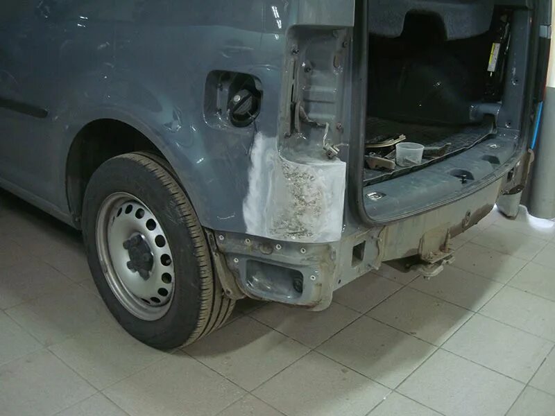 Caddy с порогами. Ремонт кадди. Дренажное отверстие фольксваген кадди. Фольксваген кадди после дтп. Фольксваген кадди 2.