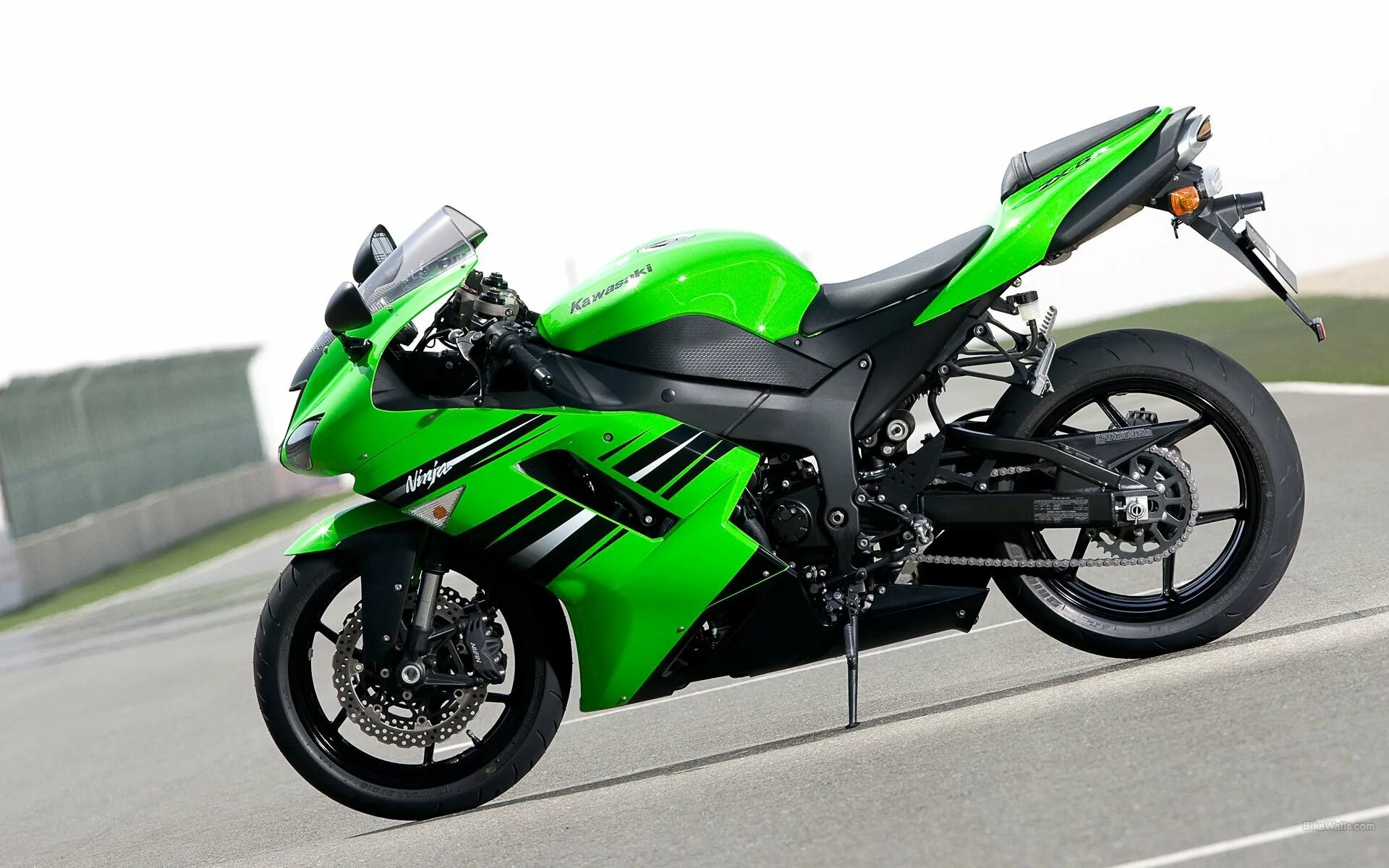 Черно зеленый кавасаки. Kawasaki zx10r. Kawasaki ninja 300 black neon. Кавасаки ниндзя 650 зеленый. Kawasaki z 750 black.