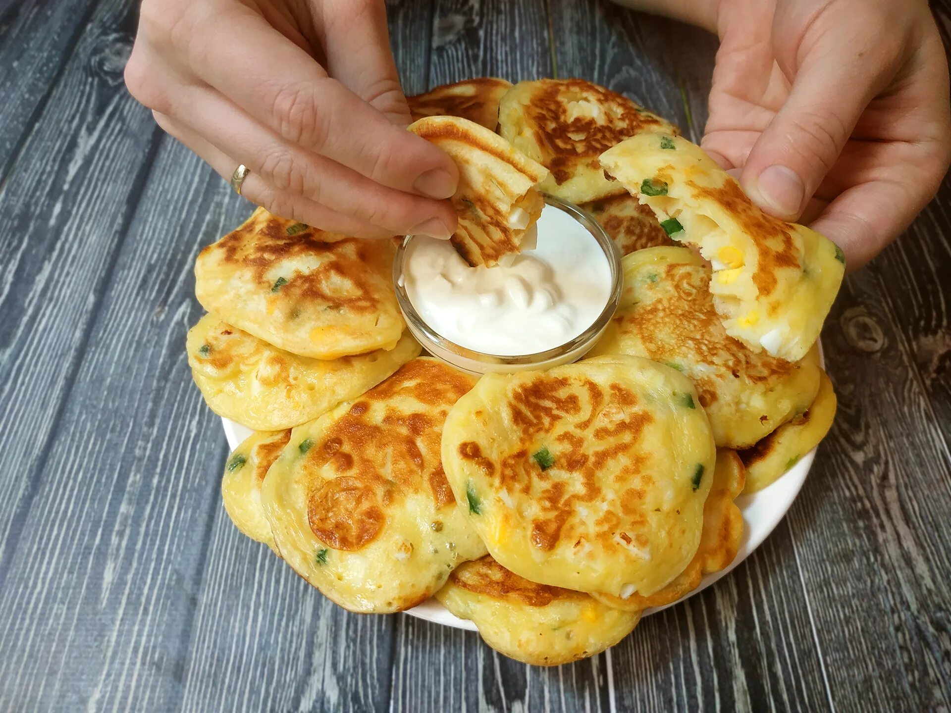 Вторые блюда на скорую руку. Оладьи на кефире с зеленым луком. Оладушки с луком и яйцом на кефире. Ленивые пирожки с яйцом и зелёным луком. Оладьи на кефире с зеленым луком.