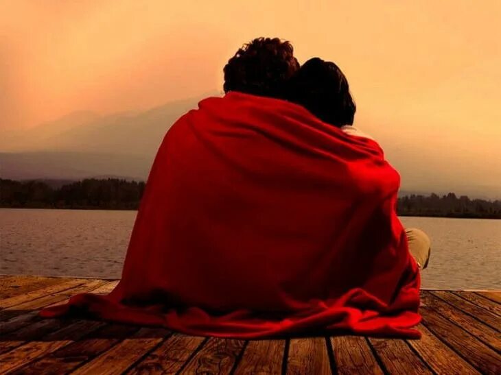 Фотосессия влюбленных. Мужчина и женщина рядом. Пара на закате у моря. Любимому человеку. Объятья.