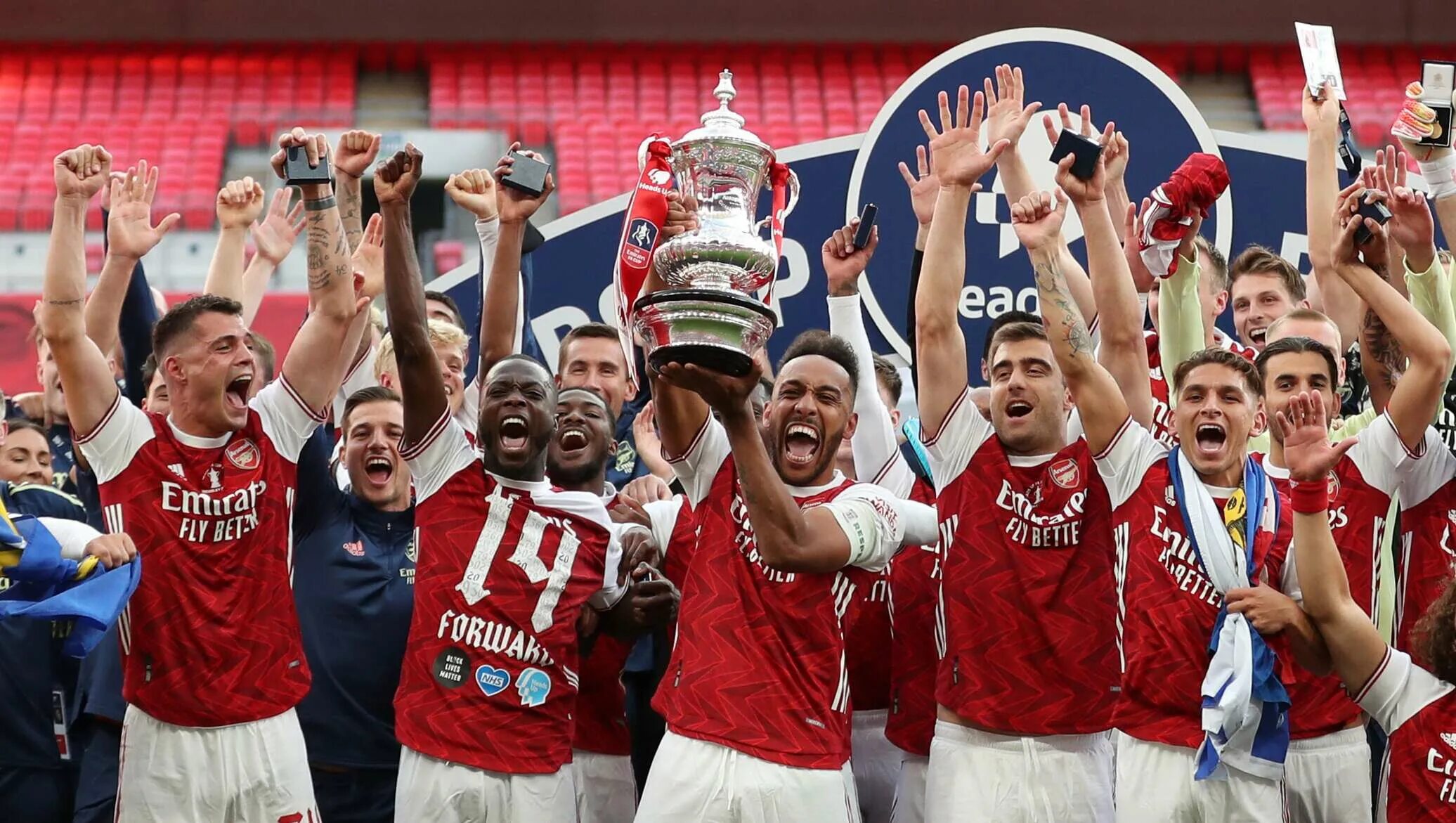 Форма фк арсенал 22 23. Финал кубка англии 2020. Кубок англии арсенал чемпион. Фк арсенал лондон 2022. Арсенал с кубком.