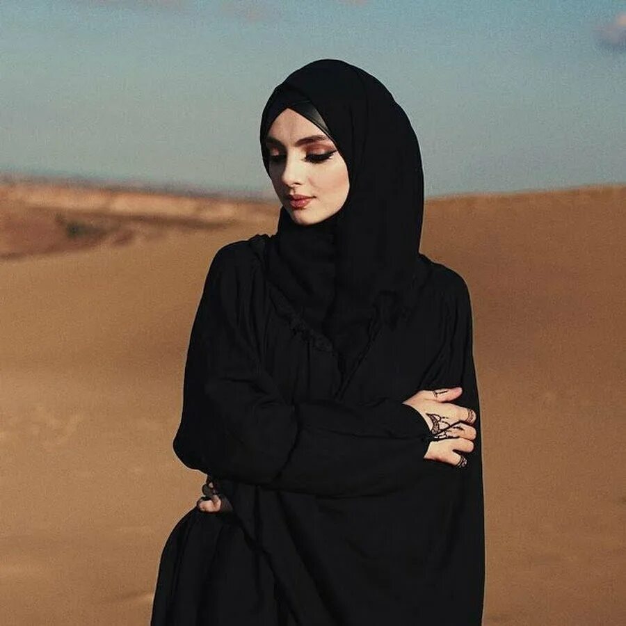 Красивый нашид. Мусульманка ди Дина саева. Девушка в черном платке. Мусульманские женщины в хиджабе. Мусульманка в черном.