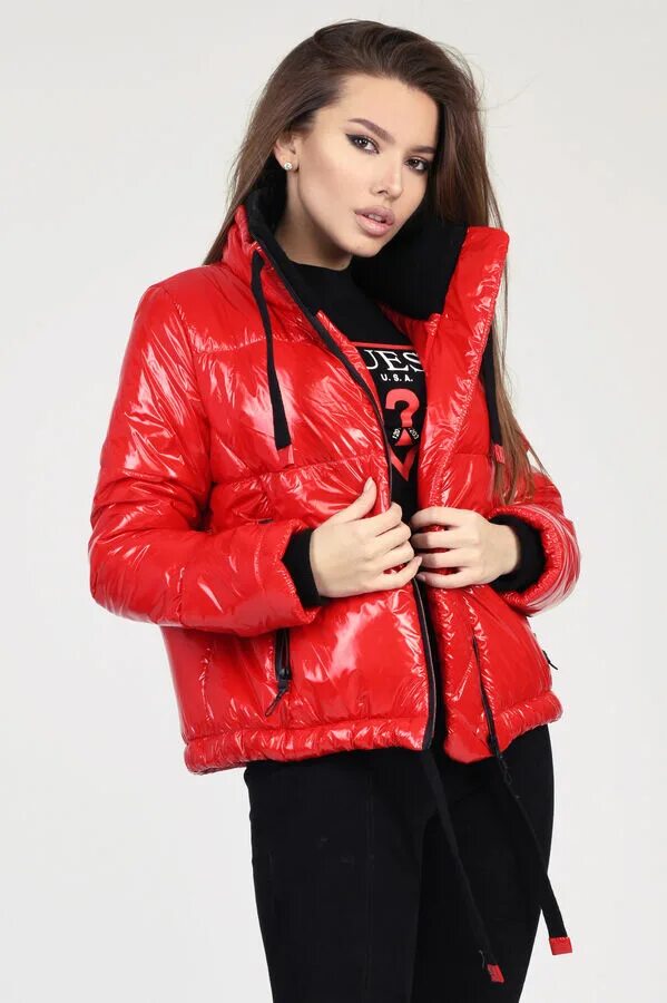 Лаковая куртка. Красная лаковая куртка. Красная лаковая куртка женская. Красная демисезонная куртка.
