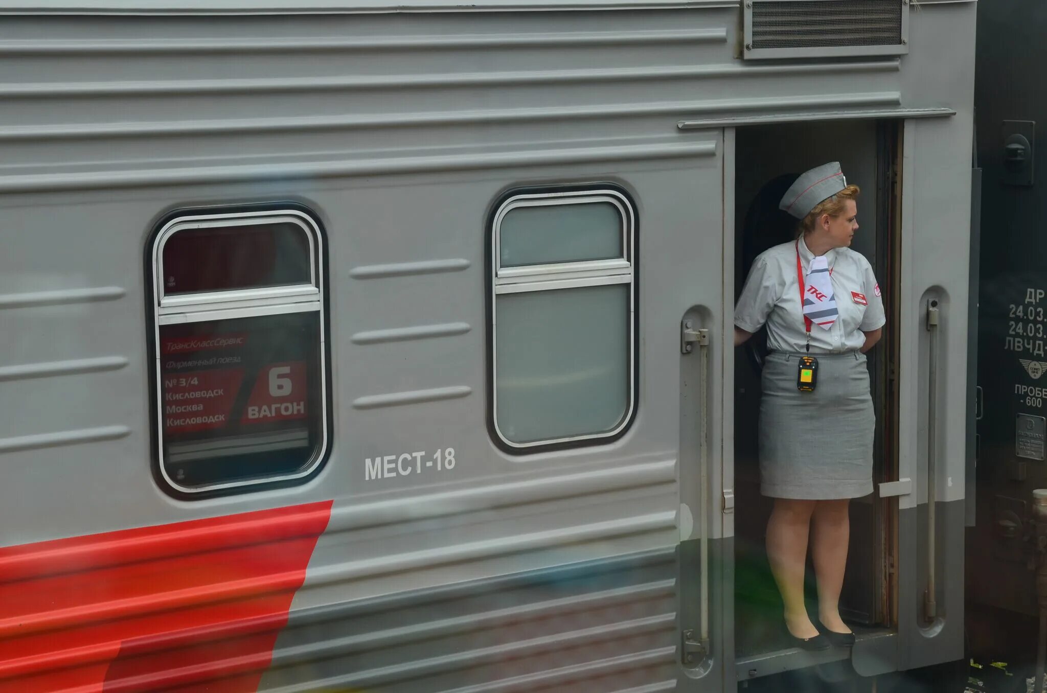 Проводник последнего пассажирского вагона. Проводник поезда. Проводник вагона. Проводница пассажирского вагона. Проводники фирменного поезда Россия.