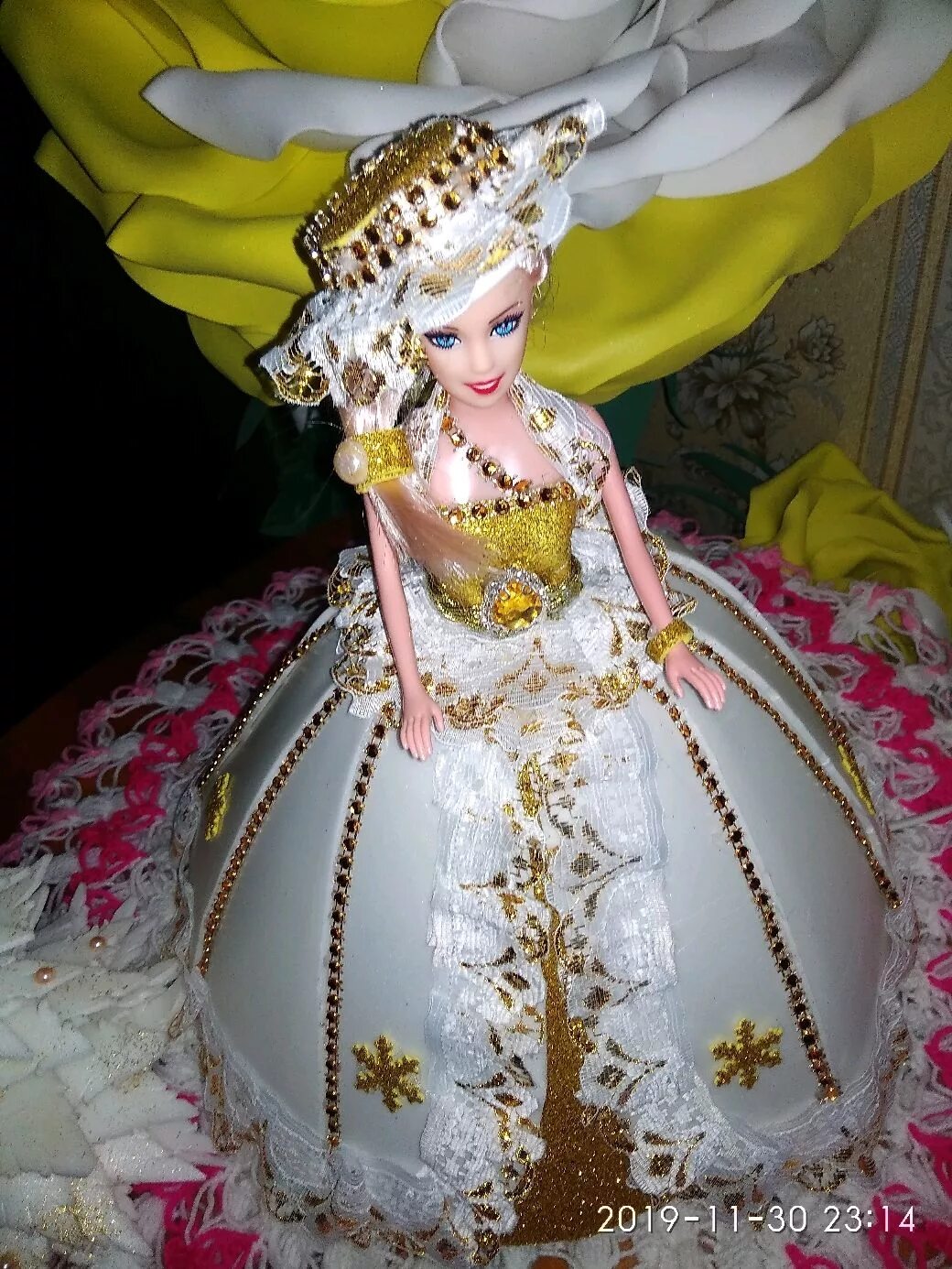 Кукла из изолона. Кукла светильник. кукла светильник из изолона. кукла светильник из фоамирана. куколки светильник из фоамирана.