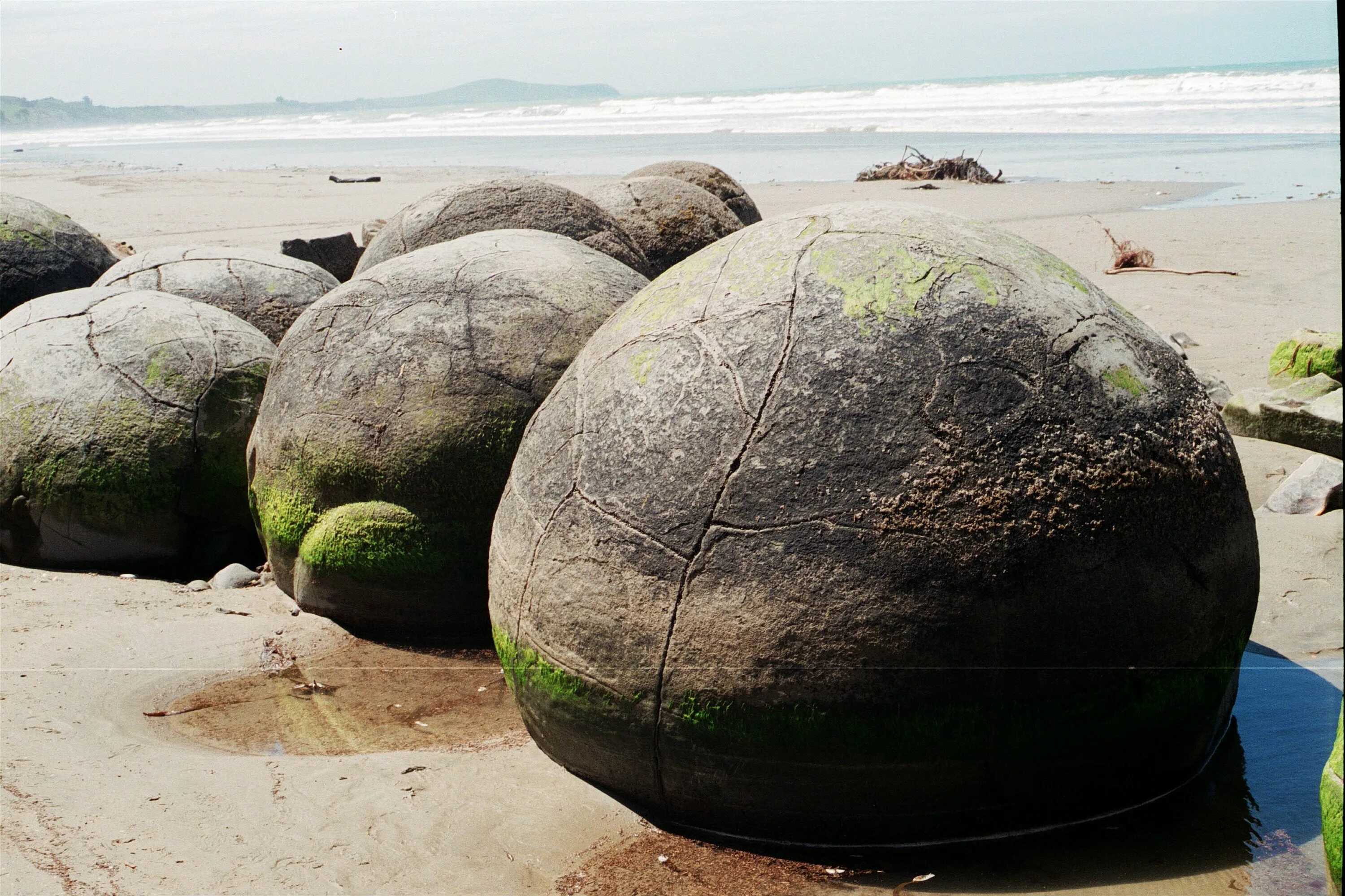 Валуны Моераки, новая Зеландия. Каменные шары Моераки в новой Зеландии. Круглый камень. Большие круглые камни.