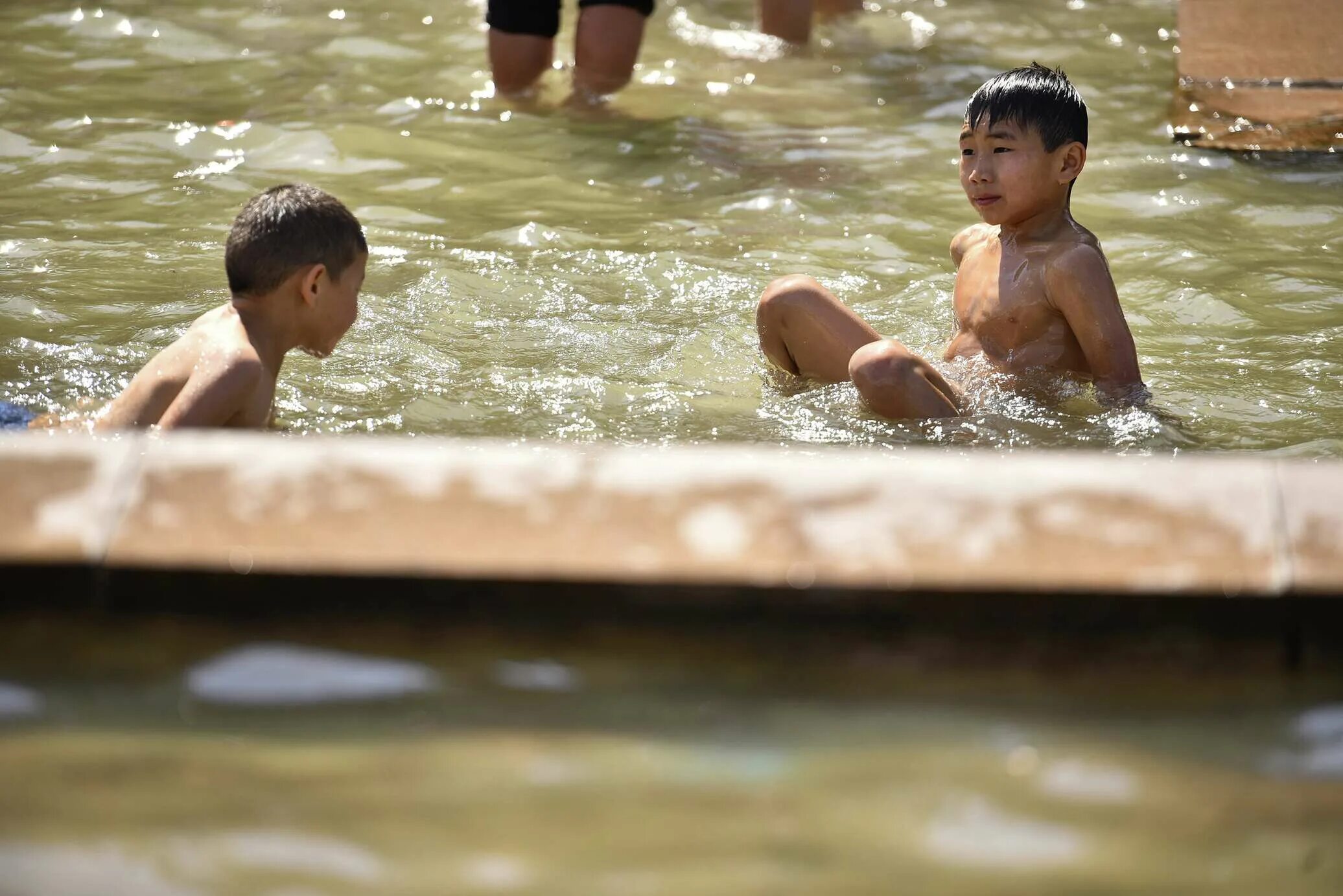 Мальчики купаются вместе. Мальчишки на реке. Мальчишки на речке. Дети купаются в море.
