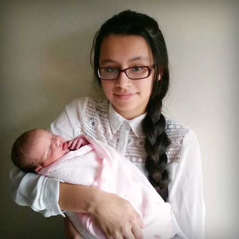 Девочка родила в 8. Родила в 16 лет. мама родила в 15 лет. беременные девочки подростки. девчонки родившие в 16.