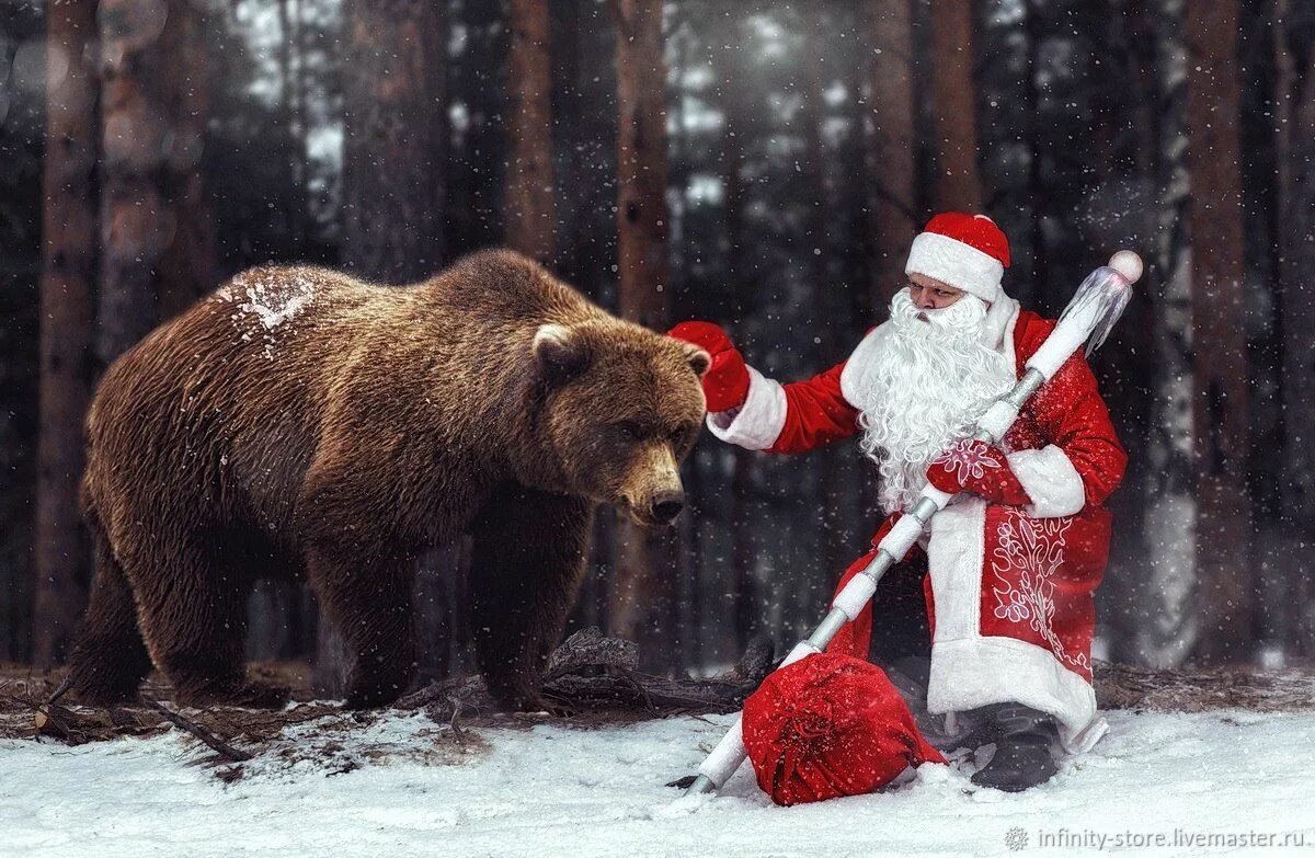 Игрушка медвежонок дед мороз. Медведь дед мороз. Новогодняя игрушка медвежонок. Новогодний мишка рисунок. Lynn bywaters художник рождество.