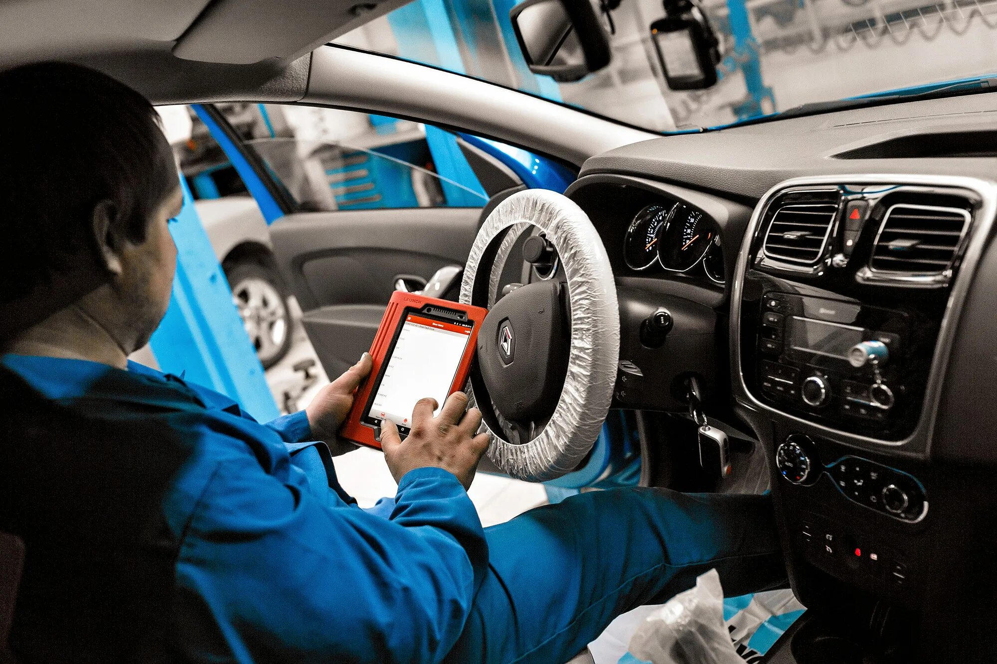 Автопилот в автомобиле. Драйв мужчина и женщина. Диагностика автомобиля. Контроль над машиной. Контроль над машиной.