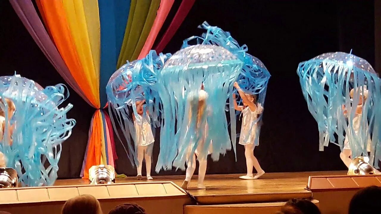 Космический танец для детей. Костюм медуза. Костюм медузы для танца. Танец медузы с зонтиками. Костюм для танца с зонтиками.