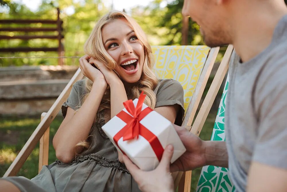 Give фото. Man giving gift. The gift that gives. The gift that gives. Пара с коробочкой в руках.