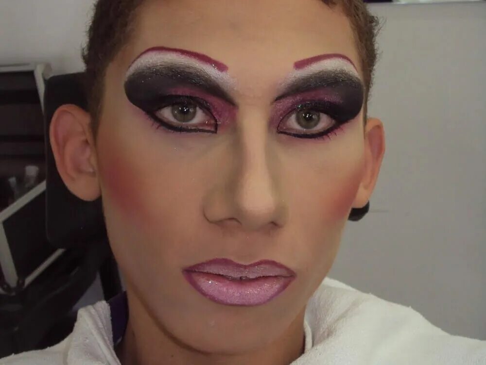 Дурацкий макияж. Ужасный макияж. Ужасный макияж. Тайра бэнкс неудачный макияж. Стремный макияж.