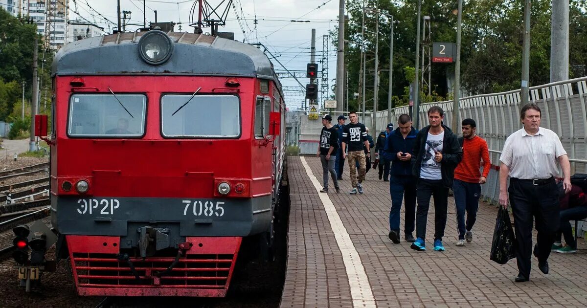 Красноярск станция мана. Жд вокзал самара электрички. Станция фрязево платформа. Платформа пригородных поездов. Низкая пассажирская платформа.