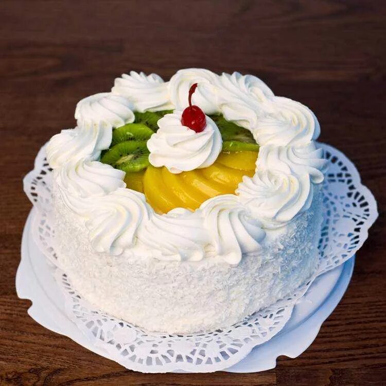 Торт белоснежка безе. Торт кремовый. Кремовое украшение торта. Украшение со сливок. Торт украшенный сливками.