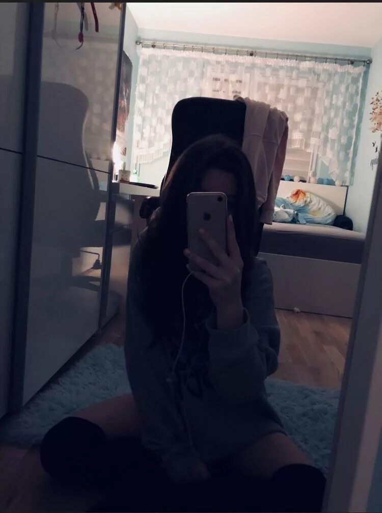 Девушка в зеркале без лица. Красивые девушки без лица. Красивая девушка без лица дома. Спортивная девушка без лица. Красивая девушка без лица дома.