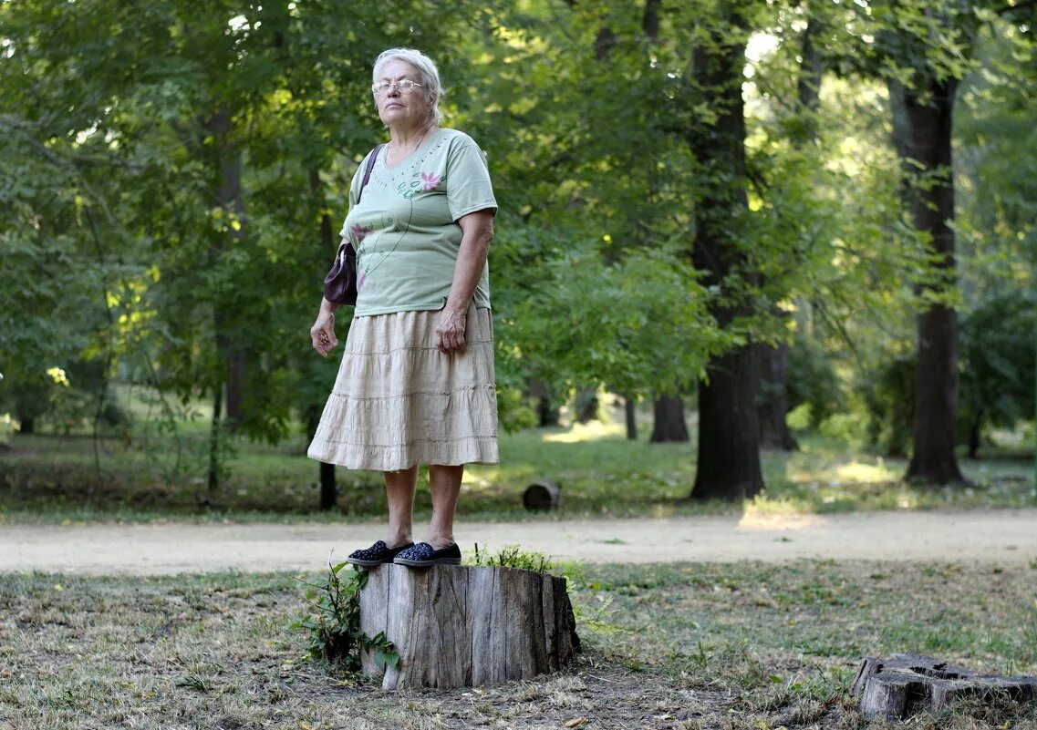 Grannies 18. Бабушка в парке. Бабушка в лесу. Фотосессия бабушка в парке. Старушка в лесу