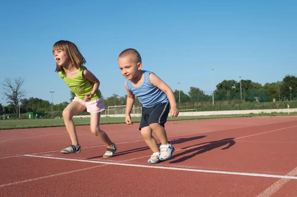 Ребенок убегает. Быстрый ребенок. Дети бегут. Радостные дети. Дети на старте.