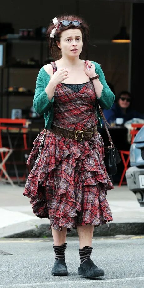 Helena bonham carter. Хелена бонем картер улыбается. Хелена бонем картер папарацци. Бонем картер. Хелена бонем 2024.