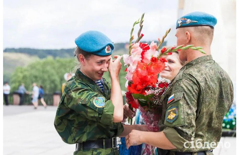 Сделали десантником. Солдат дарит цветы. Солдат дарит цветы девушке. Женщины в ВДВ. ВДВ дарит цветы.