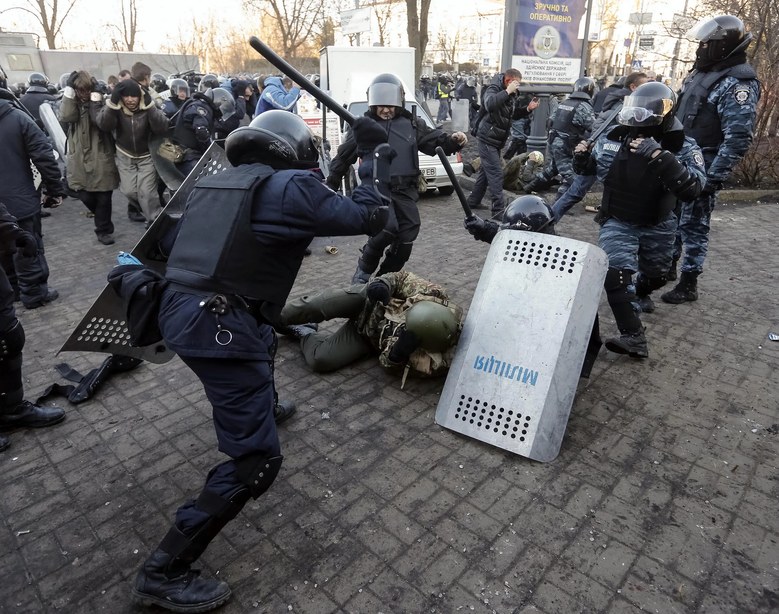 Сколько погибло беркута на майдане. Майдан на Украине в 2014 Беркут. Беркут ОМОН Украина Майдан.