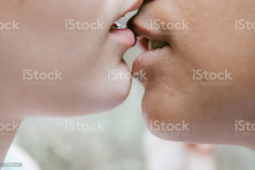 I like kissing. Девочки целуются крупным планом. Поцелуй крупный Кадр. Австралийский поцелуй крупно. Поцелуй гениталий девушки.