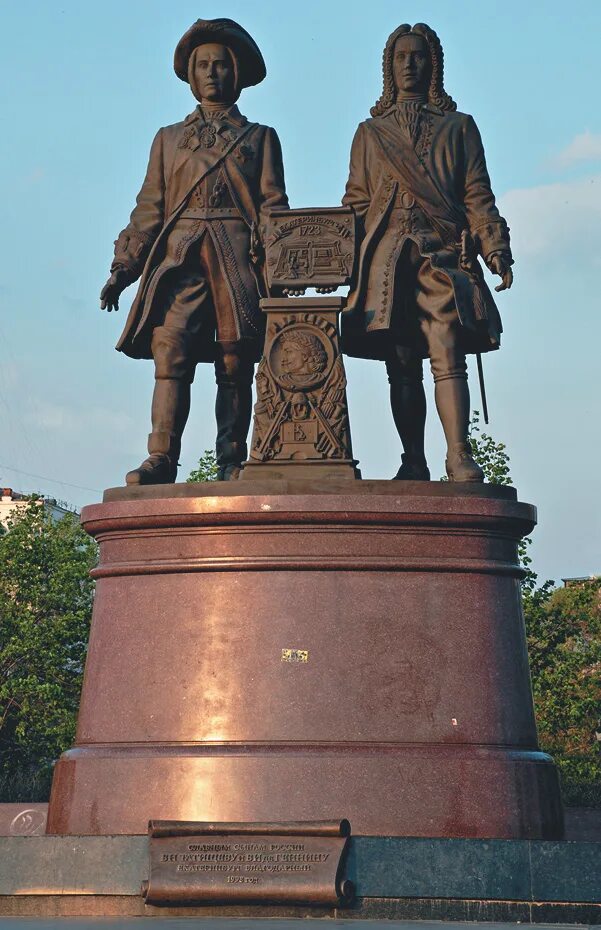 Памятник татищеву и де геннину памятники екатеринбурга. Памятник в н татищеву тольятти. Татищев (1686-1750). В. Татищев памятник в екб.