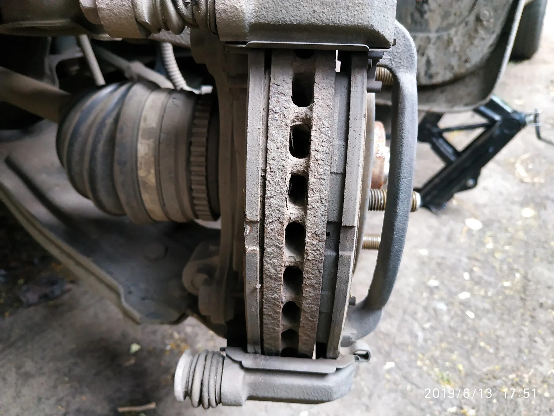 Lacetti тормозной колодка. Chevrolet lacetti 1. Колодки тормозные задние шевроле лачетти 1. Скоба задних тормозных колодок lacetti. Chevrolet lacetti задние тормоза.