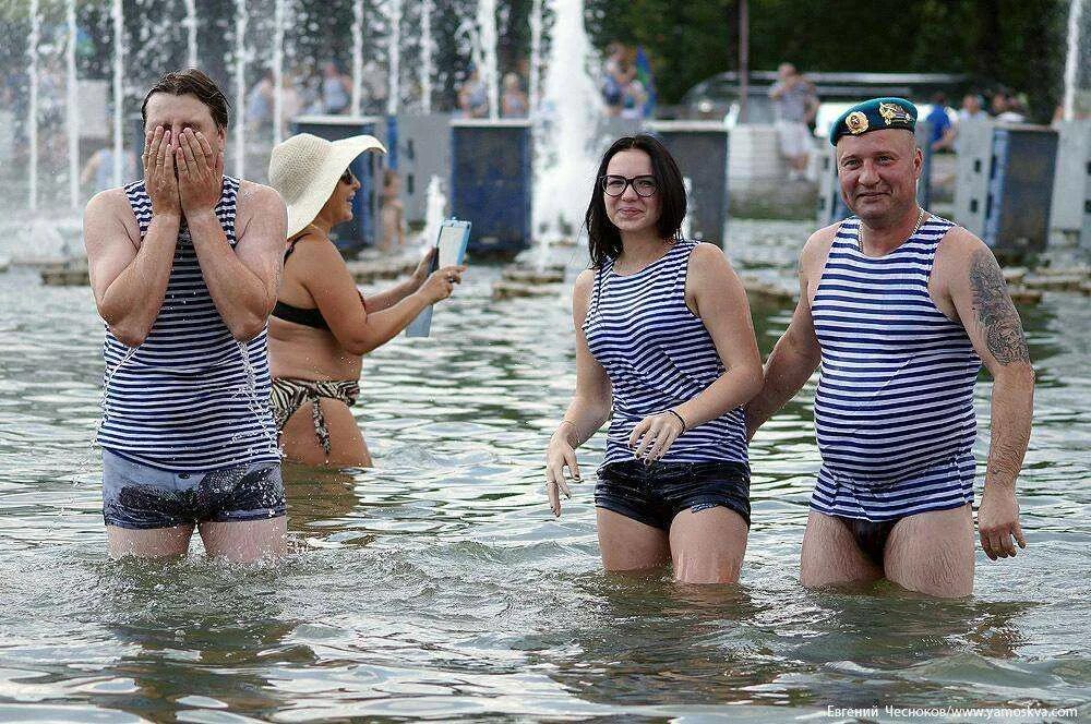Расплескалась синева по подъездам. Вдв в фонтане. вдв парк горького. за вдв расплескалась синева. за вдв в фонтане.