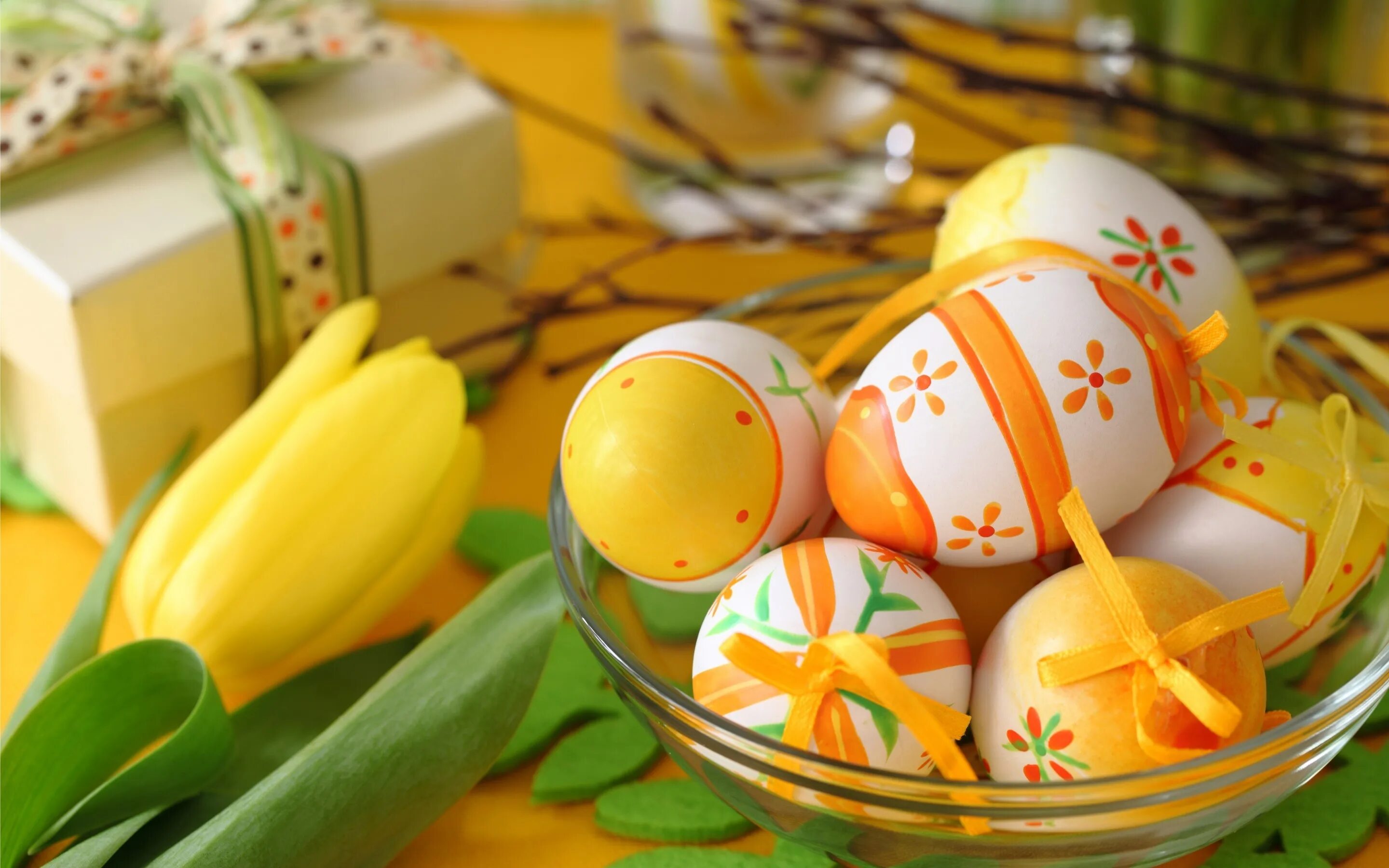 Пасха на пасху. Пасха яйца тюльпаны. Пасхальное яйцо. С Пасхой картинки. Красивый Пасхальный стол.