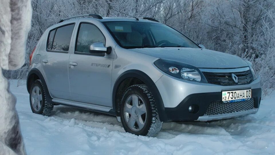 Рено сандеро зимой. Рено в снегу. Renault sandero 2011 бежевый. Renault sandero stepway 2013. Рено сандеро зимой.