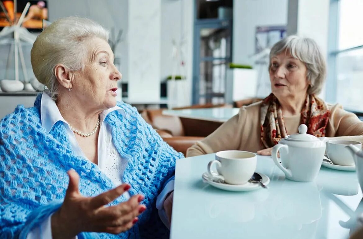 Две бабушки пьют чай. Чаепитие для пожилых людей. Бабушка за столом. Две пожилые женщины пьют чай.
