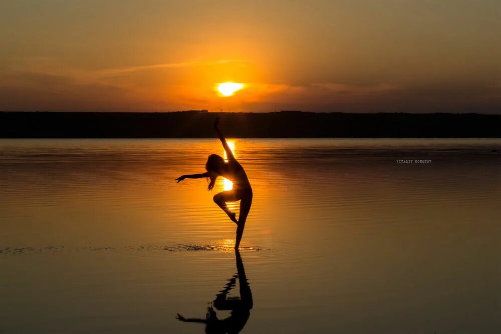 Танцует на закате дня. Танцующая женщина. Танцует на закате дня. Танцы под солнцем. Люди танцуют на закате.