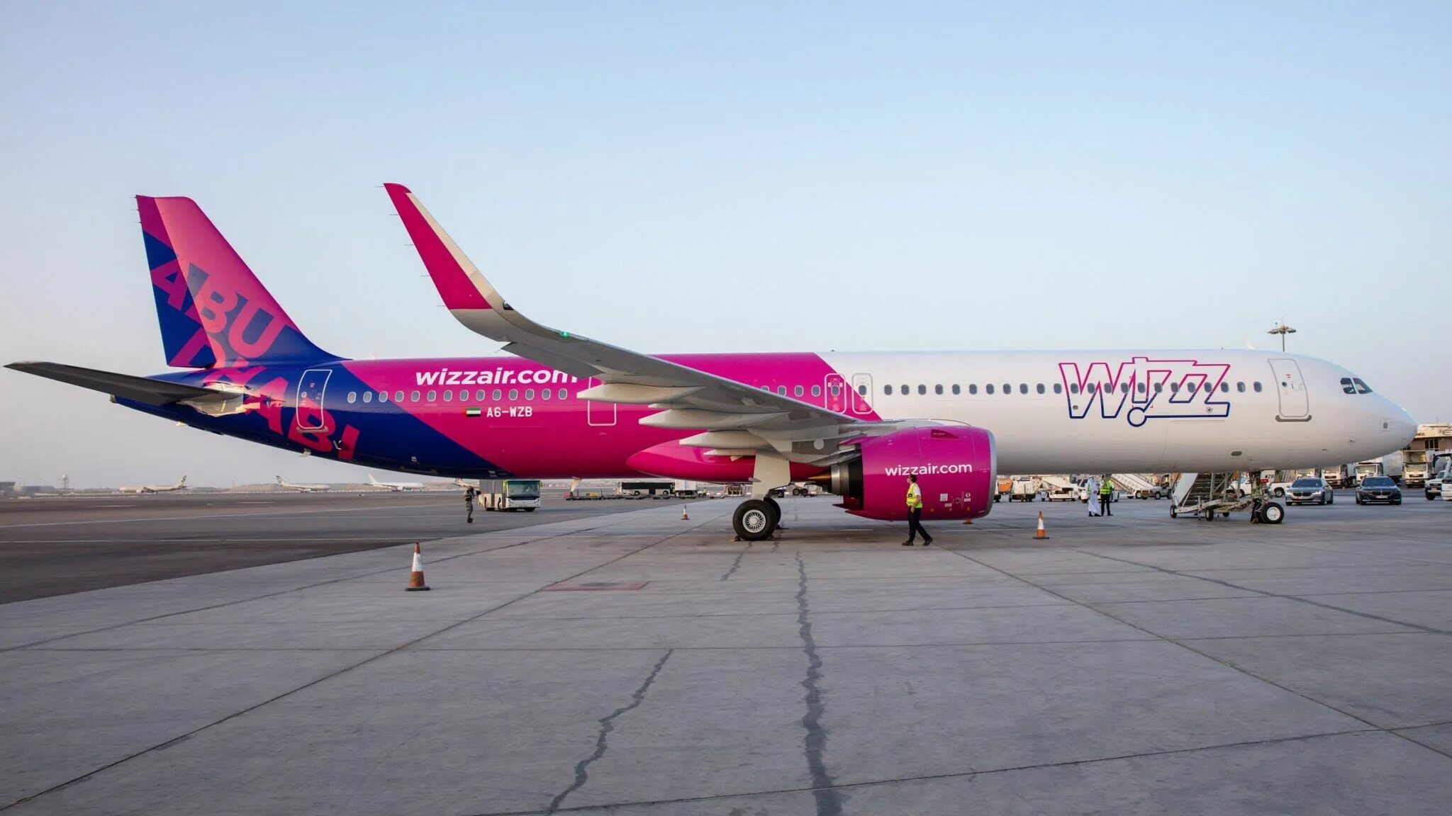 Ереван air. Wizz Air Abu Dhabi самолеты. Airbus a321neo Wizz Air. A321 Wizz Air. Wizz Air Abu Dhabi 5w7111.