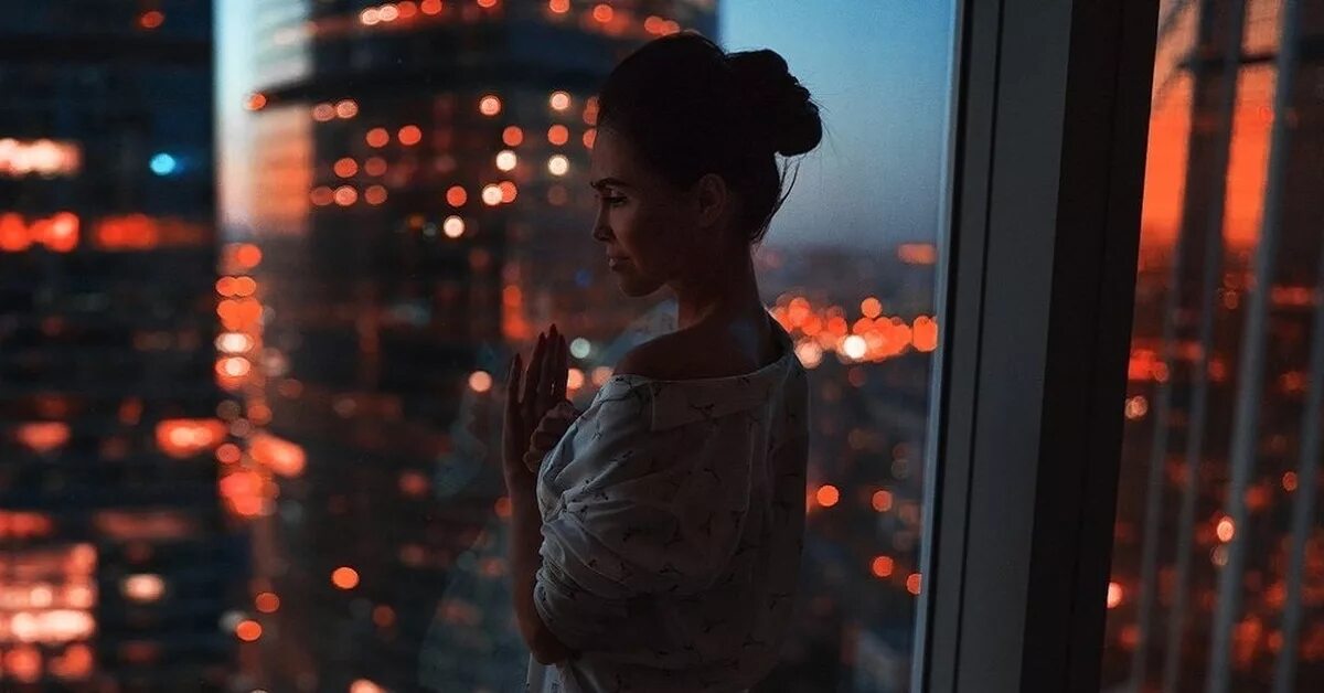 Картинки женщина ночью. Девушка на фоне ночного города. Фотосессия в ночном городе. Девушка в ночном городе.