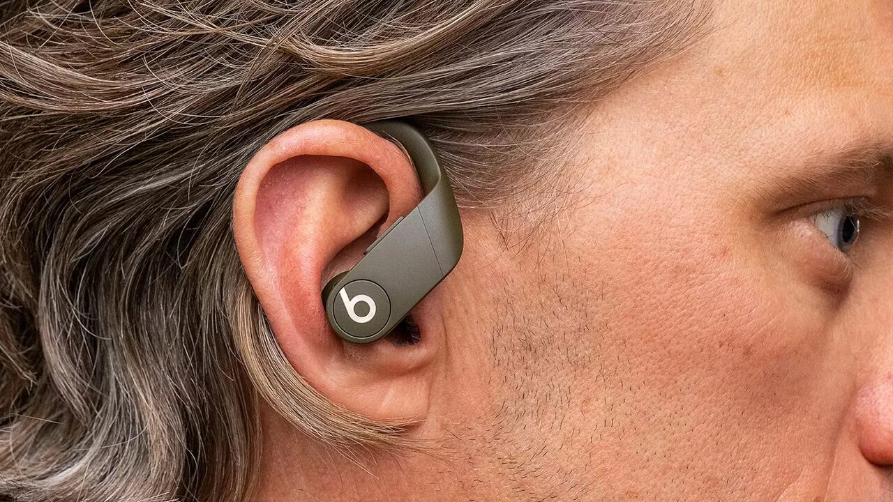 Наушники с ушами. Шумит беспроводной наушник. Apple airpods 2 pro в ухе. Беспроводные наушники на человеке. Беспроводные наушники sony linkbuds s.