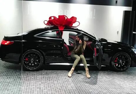 Девушке подарили автомобиль