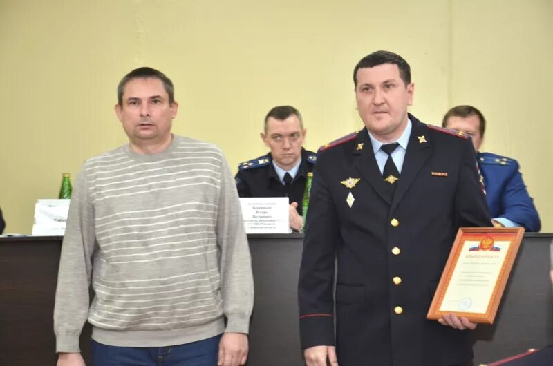 Омвд г чапаевска. Начальник полиции чапаевск федоров. Беседа полиции с алкоголиками. Полиция чапаевск. Чапаевск отдел полиции.