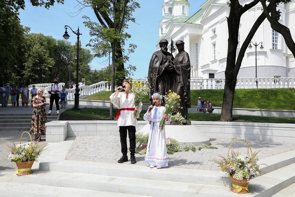 В Муроме памятник Петру и Февронии в Муроме. Скульптура Петра и Февронии в Муроме. День Петра и Февронии памятник Муром. Муром памятник Петру и Февронии. Муром день семьи любви и верности