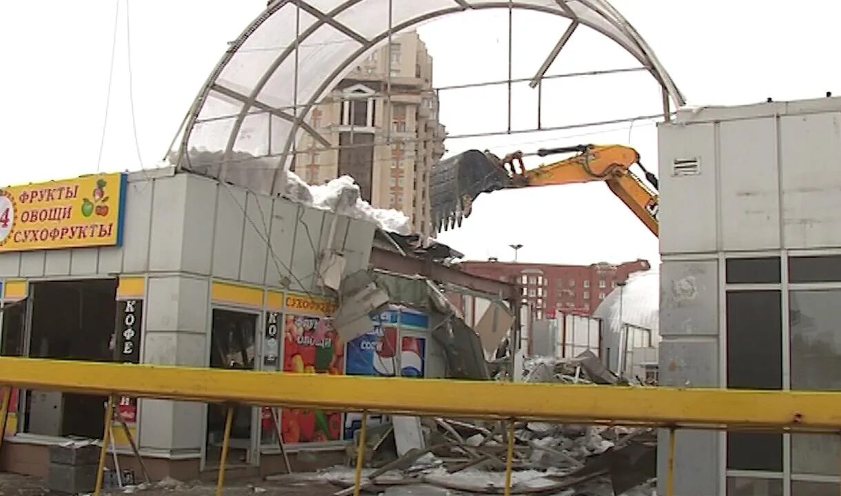 Снос тц мир. Торговый центр снесли. тц озерки. снос тц лидер санкт-петербург. тц озерки вывеска.