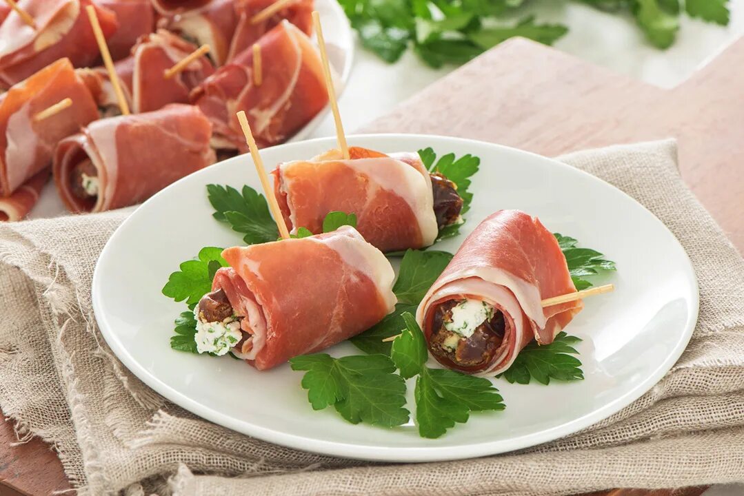 брускетта хамон. рулетики с пармской ветчиной. прошутто ди парма с дыней. закуска с хамоном. закуска с хамоном.
