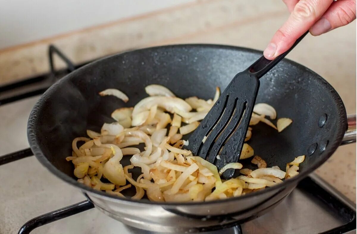 Обжаренный лук. Сколько минут жарят лук. Лук обжариваем на растительном масле. Лук поджаренный на сковороде. Жареный лук на сковороде.