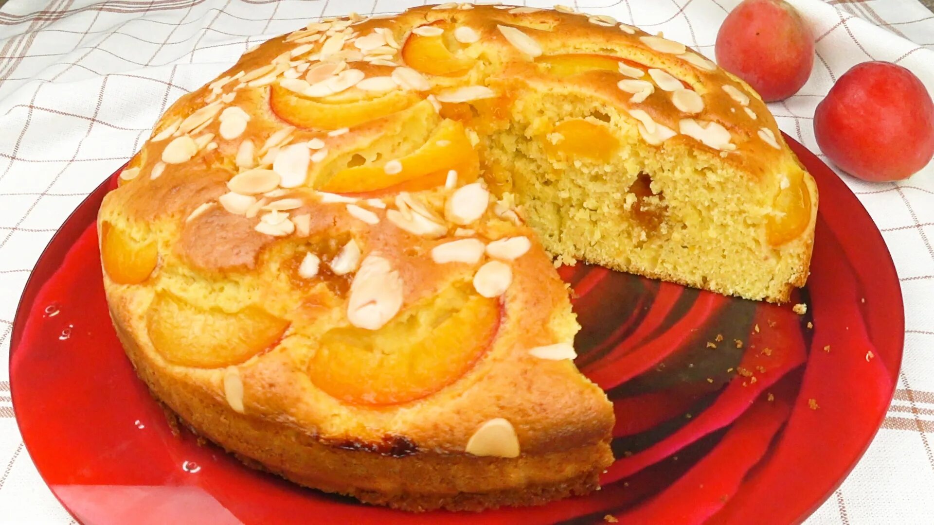 Пирог со свежими абрикосами. Выпечка с абрикосами. Бисквитный абрикосовый пирог. Пирог с персиками. Творожный пирог с абрикосами.