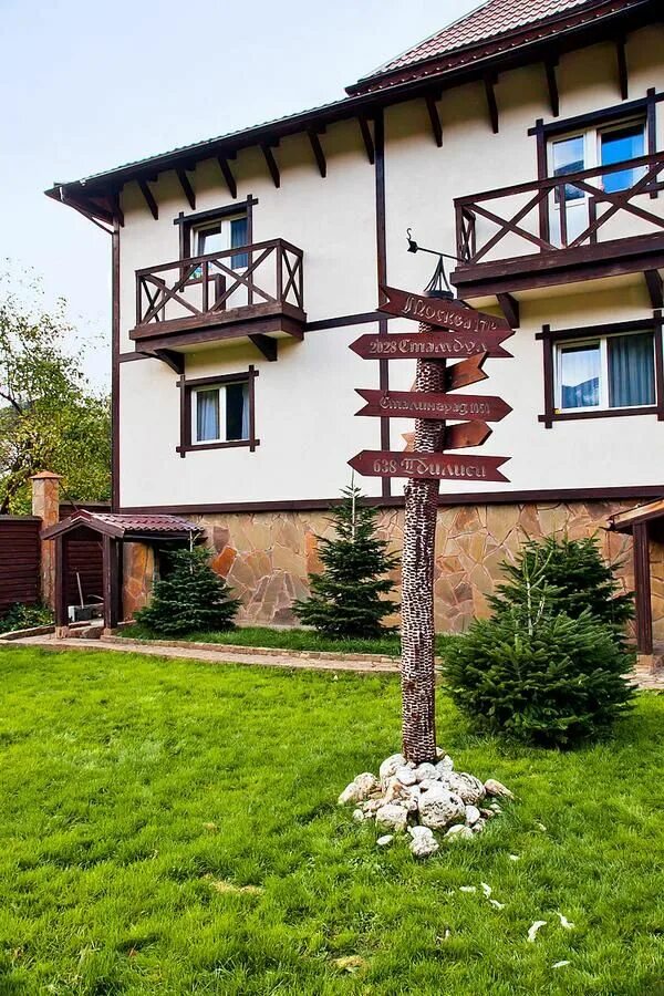 Альпийский двор 3* красная поляна. Альпийский двор брюшятка. Альпийский домик красная поляна. Альпийский двор 3* красная поляна. Славское львовская область.