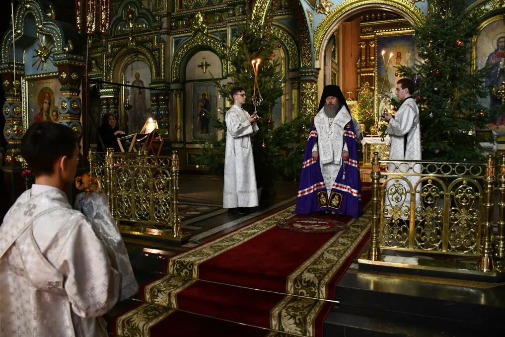 Сколько времени длится всенощная. Рождество всенощная служба Елец храм Рождества. Рождество Христово служба в Вознесенском соборе Тверь. Всенощное бдение Рождество в храме картинки. Елецкая епархия литургия епископа Максима.