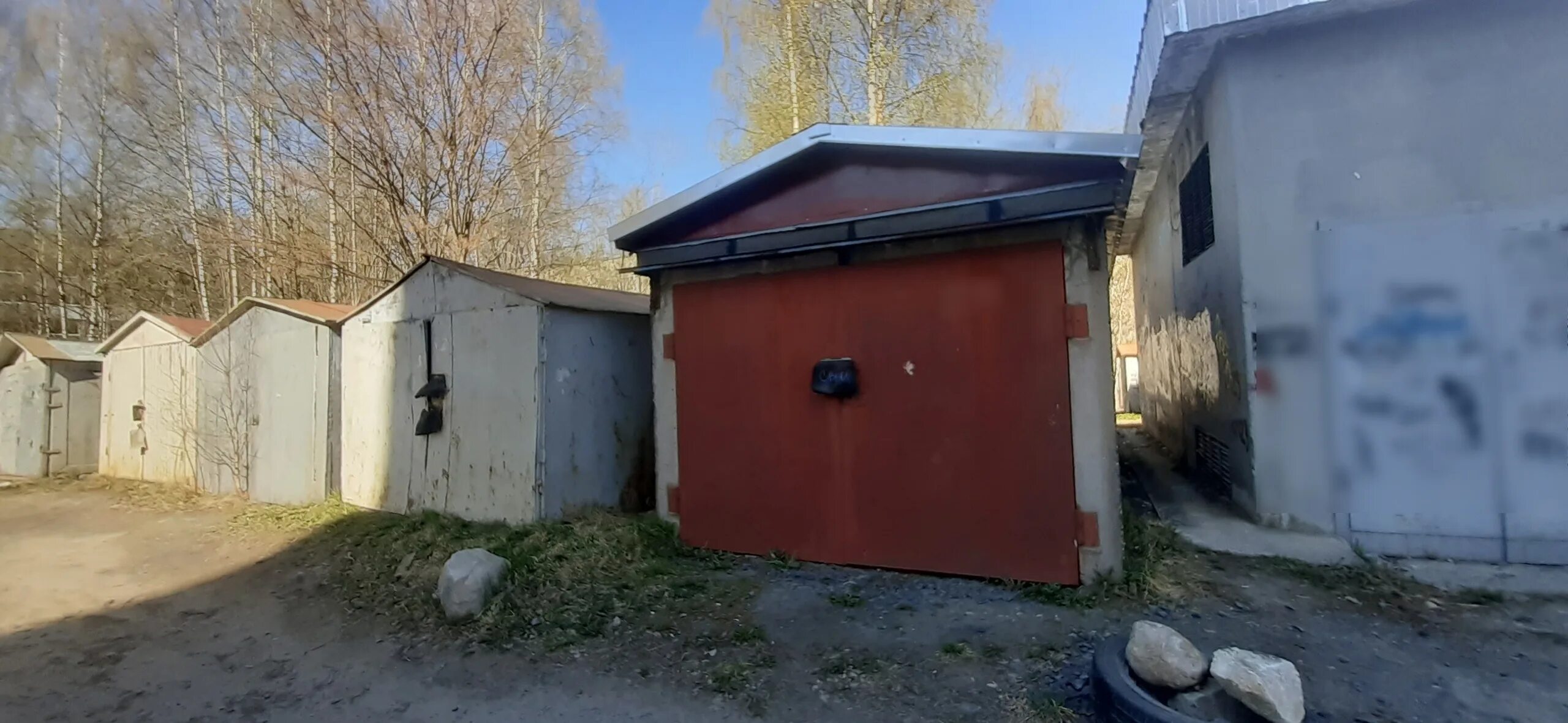 Незаконно установлен гараж. Незаконные гаражи. общественный гараж. гараж в земле. снос зданий в петрозаводске.