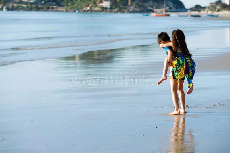 Ребенок верхом на маме. Мальчик носит щевочкц на руках. Мальчик носит девочку на руках. Парень носит девушку на руках. Американский художник и иллюстратор ed tadiello.