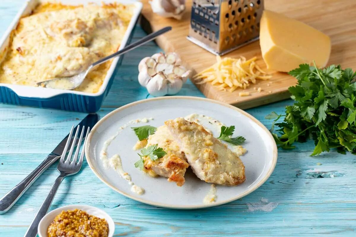 Куриное филе в соусе рецепты. Куриное филе в сливочном соусе. филе курицы в сливочном соусе. грудка в сливочном соусе. куриное филе под сливочным соусом.