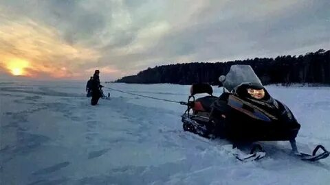 Замерзли на снегоходах